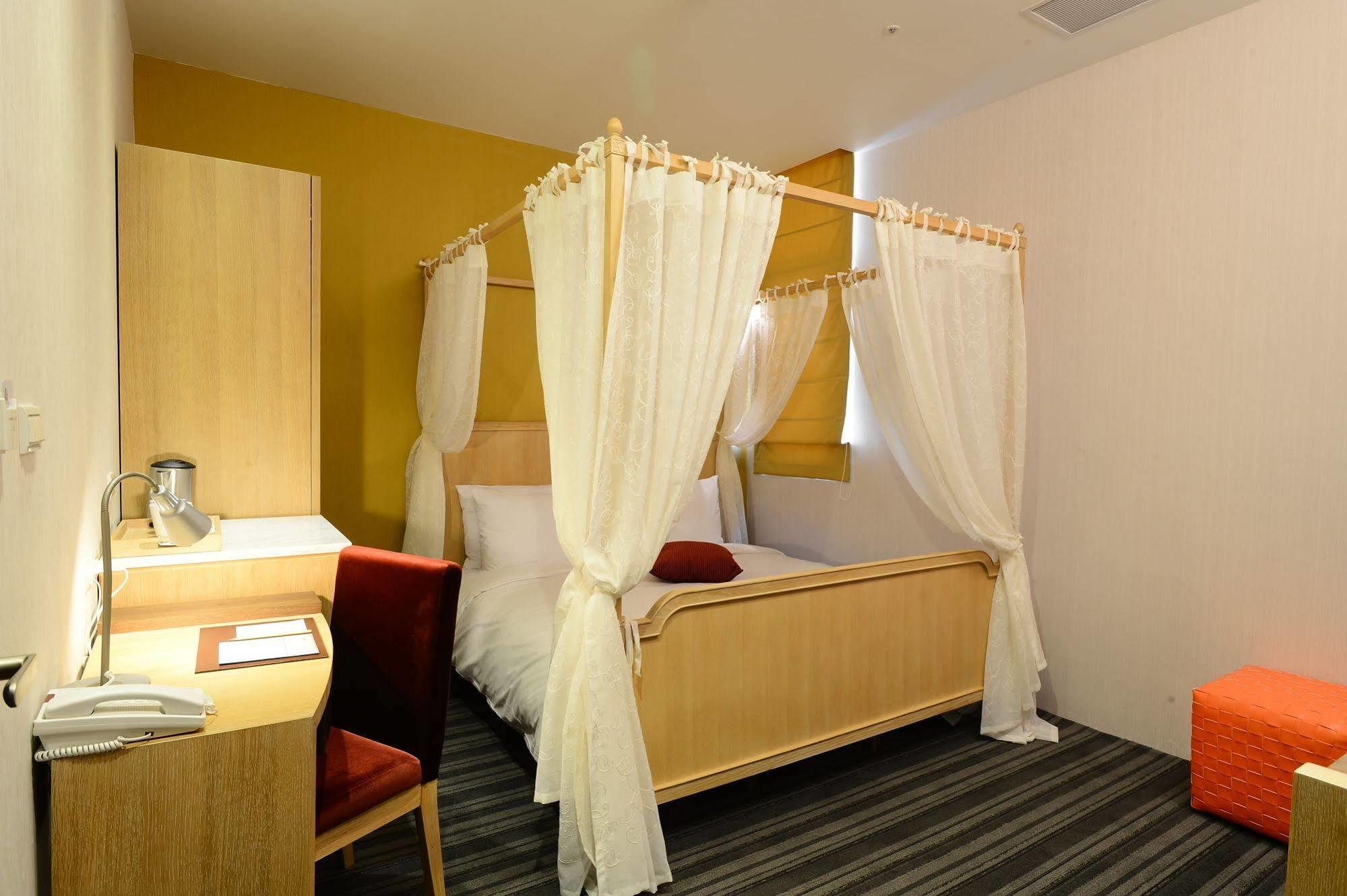 In Young Hotel Kaohsiung Luaran gambar
